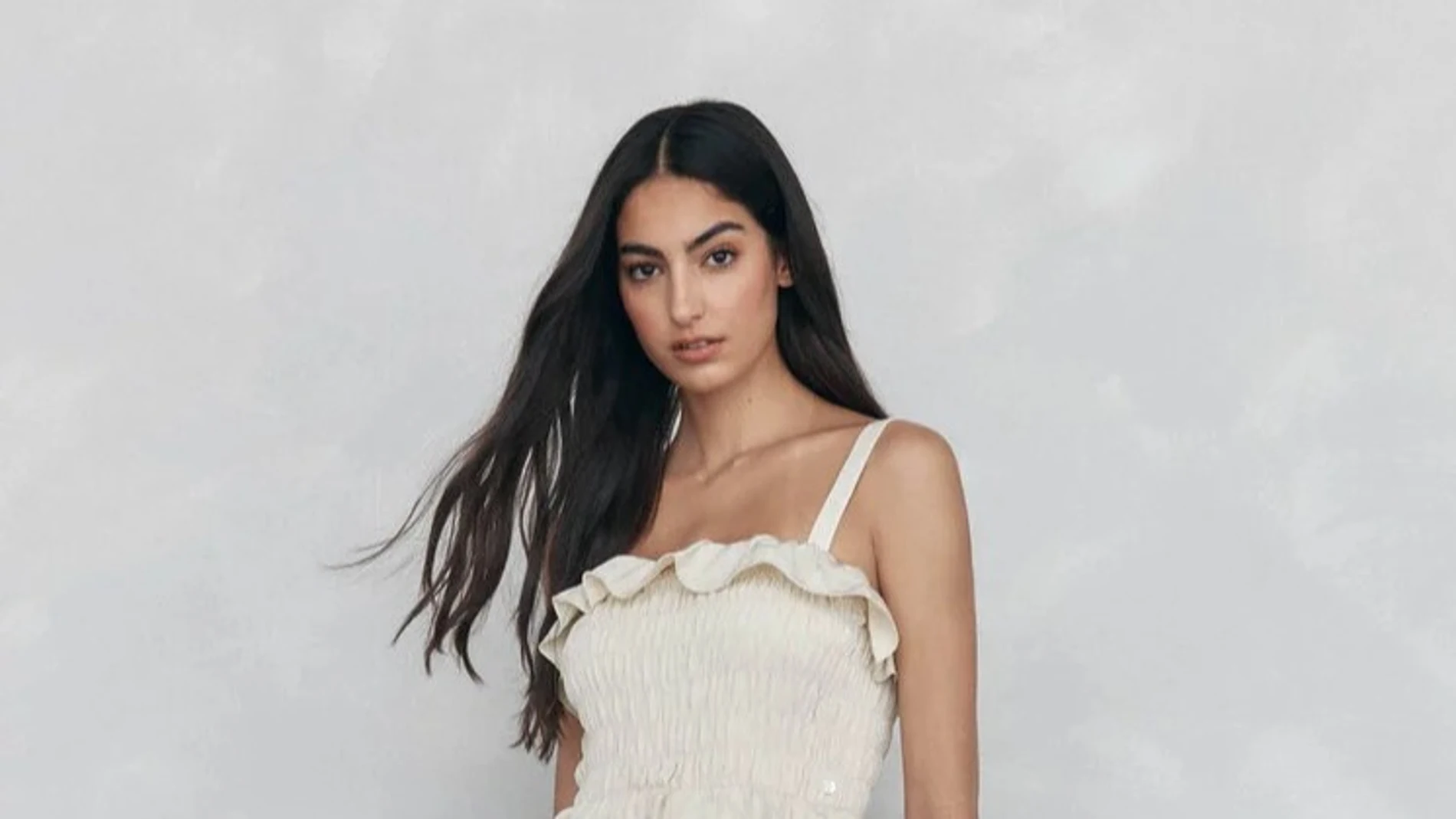 Vestido blanco fruncido con tirantes de Pedro del Hierro rebajado a 79 €