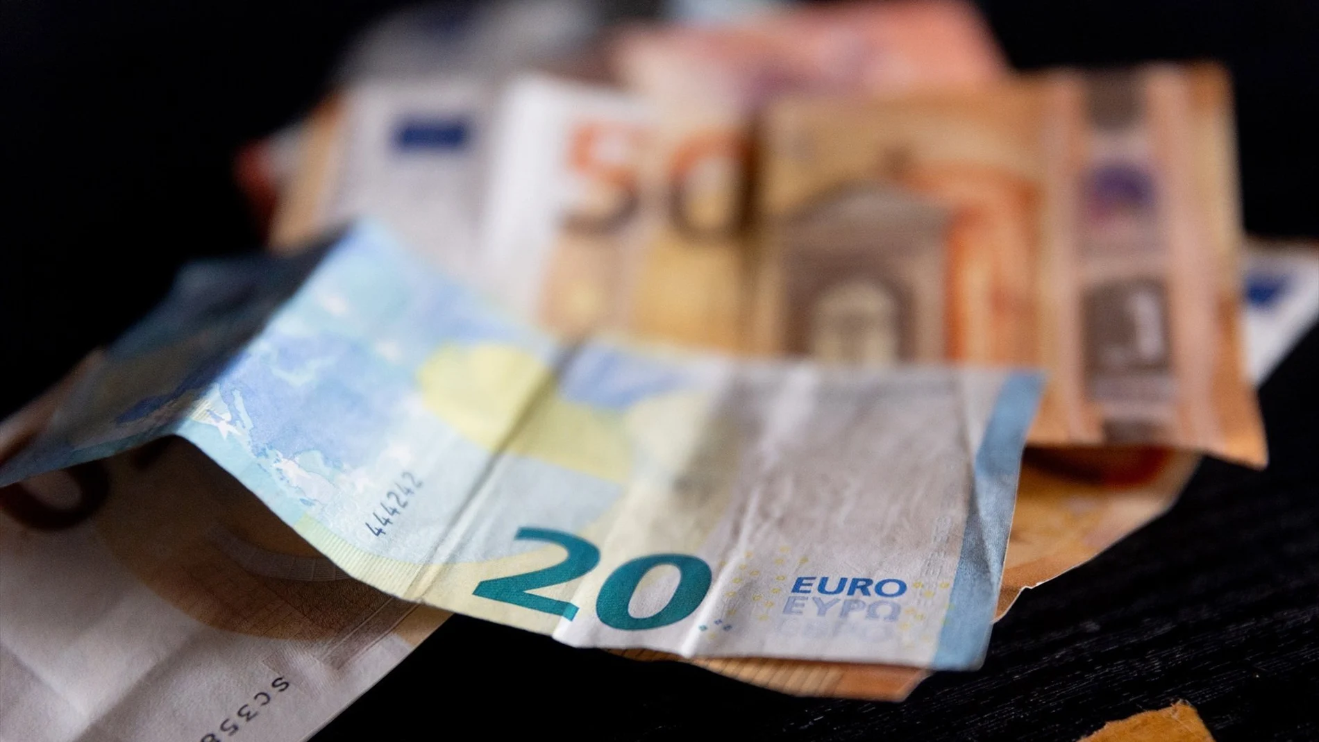 Economía.- El superávit por cuenta corriente cae en un junio un 7,4%, hasta los 5.000 millones de euros
