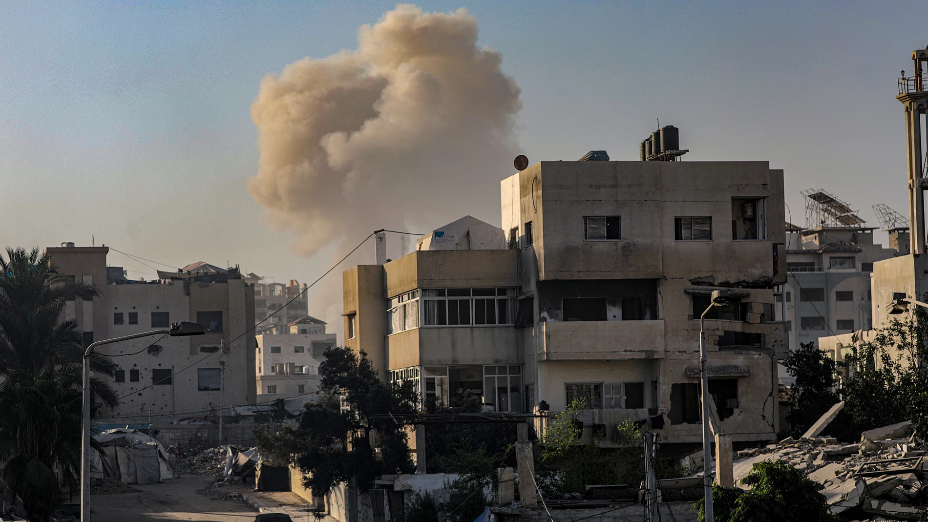 Gaza City (-), 29/08/2025.- Smoke rises following an Israeli airstrike during a military operation in the Al Sabra neighbourhood of Gaza City, Gaza Strip, 29 August 2025. More than 62,600 Palestinians have been killed in the Gaza Strip since October 2023, according to the Palestinian Ministry of Health, and about 1,200 Israelis have been killed since the launch of an Israeli military campaign in response to a cross-border attack by Hamas on 07 October 2023. EFE/EPA/MOHAMMED SABER