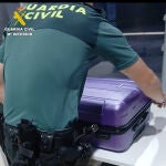 La Guardia Civil vio dos bultos sospechosos en la maleta al pasarla por rayos X