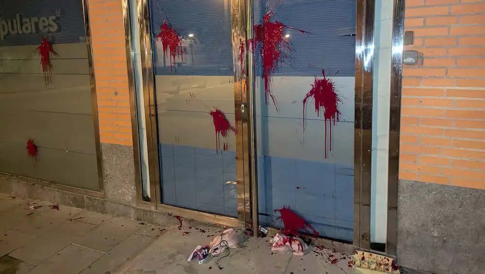 Vandalizan y atacan la sede del PP en Huesca con pintadas, huevos y dos pollos muertos.