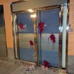 Vandalizan y atacan la sede del PP en Huesca con pintadas, huevos y dos pollos muertos.