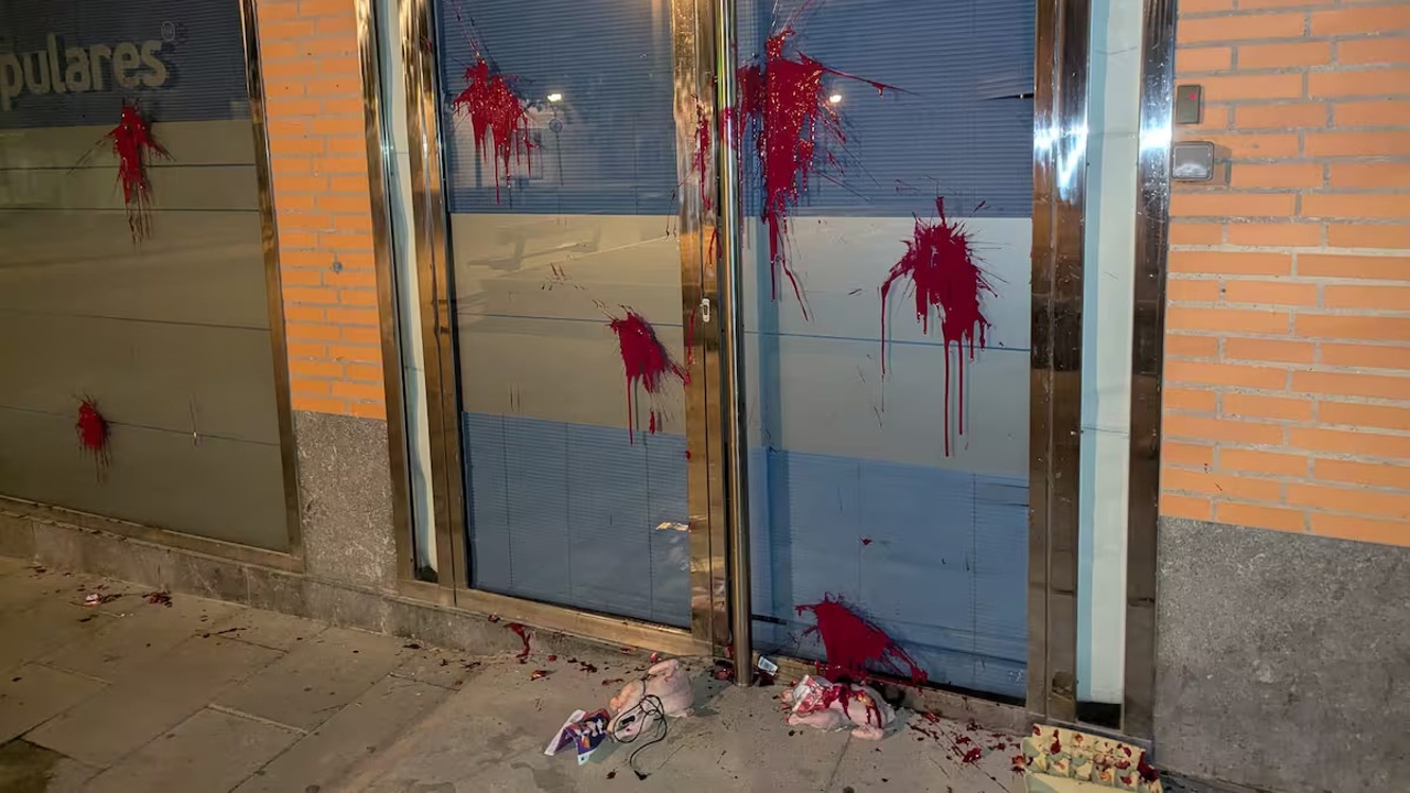 Vandalizan y atacan la sede del PP en Huesca con pintadas, huevos y dos pollos muertos