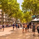 Gente paseando por el centro de la ciudad de Barcelona