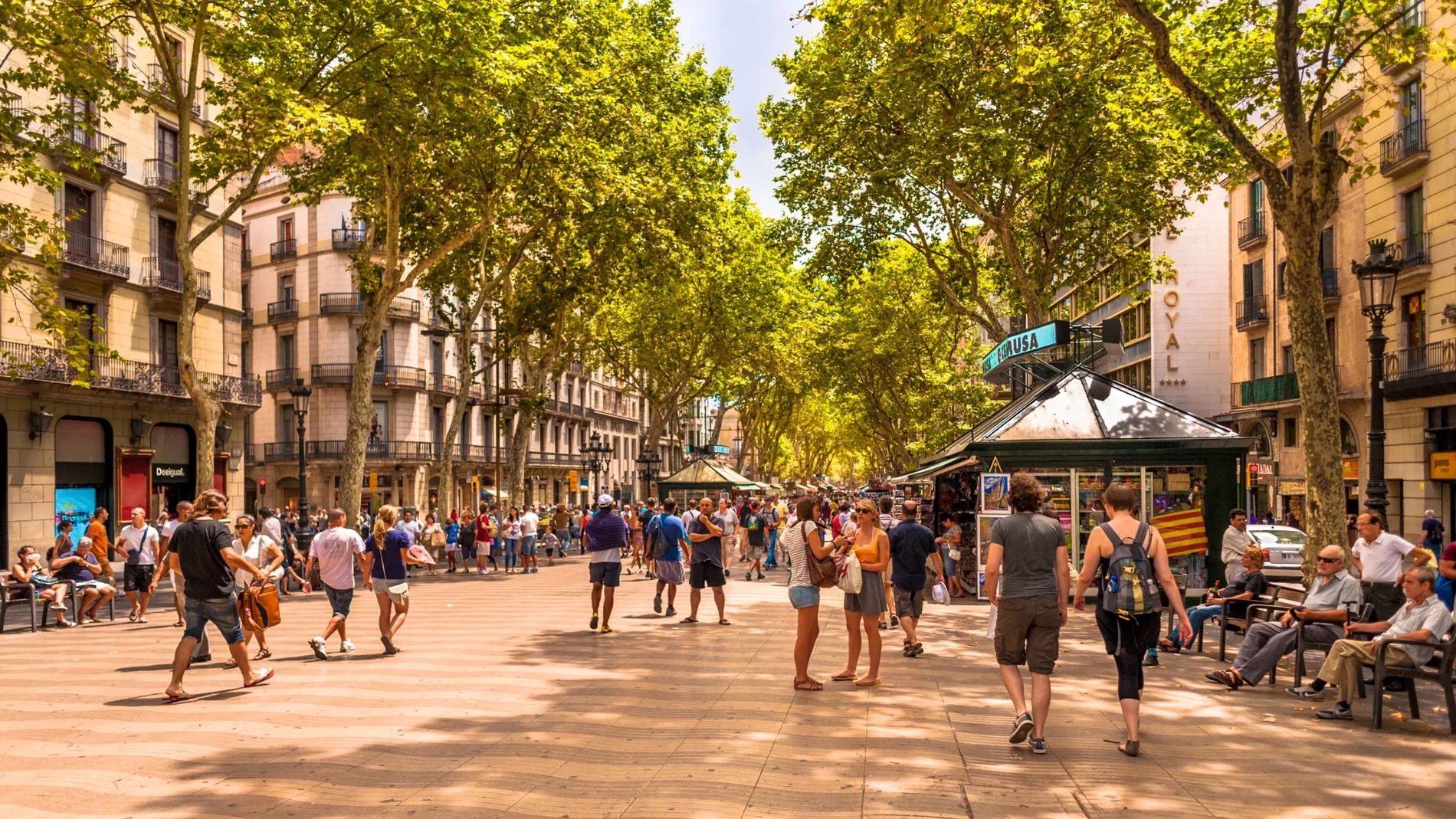 Gente paseando por el centro de la ciudad de Barcelona