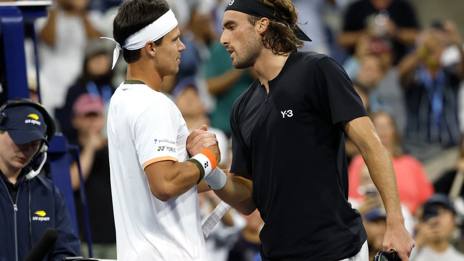 FLUSHING MEADOWS (United States), 29/08/2025.- Daniel Altmaier of Germany (L) shakes hands with Stefanos Tsitsipas of Greece (R) after winning match point in five sets during the second round of the US Open Tennis Championships at the USTA Billie Jean King National Tennis Center in Flushing Meadows, New York, USA, 28 August 2025. The US Open tournament runs from 24 August through 07 September. (Tenis, Alemania, Grecia, Nueva York) EFE/EPA/JOHN G. MABANGLO