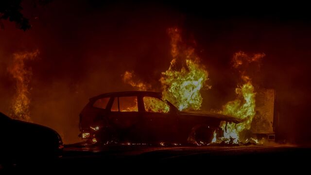 MADRID.-Sucesos.- Un intoxicado leve por el incendio de un vehículo en un garaje subterráneo de Fuencarral