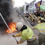 Protestas a las puertas de las Cortes de Castilla y León contra la gestión de los incendios de la Junta