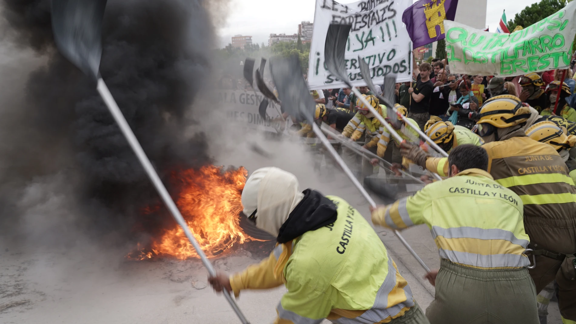 Protestas a las puertas de las Cortes de Castilla y León contra la gestión de los incendios de la Junta