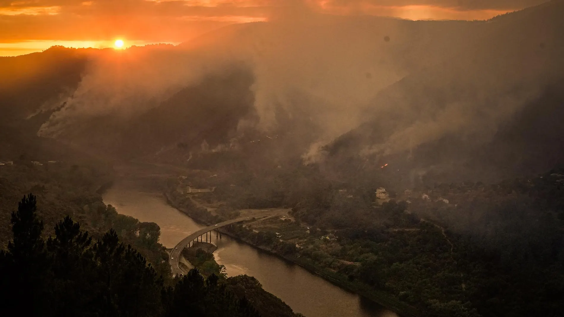Galicia lanza una app para avisar de incendios en tres clics y refuerza su mayor operativo contra el fuego