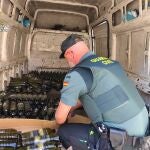La Guardia Civil detiene a dos personas por la sustracción de media tonelada de aceite de oliva