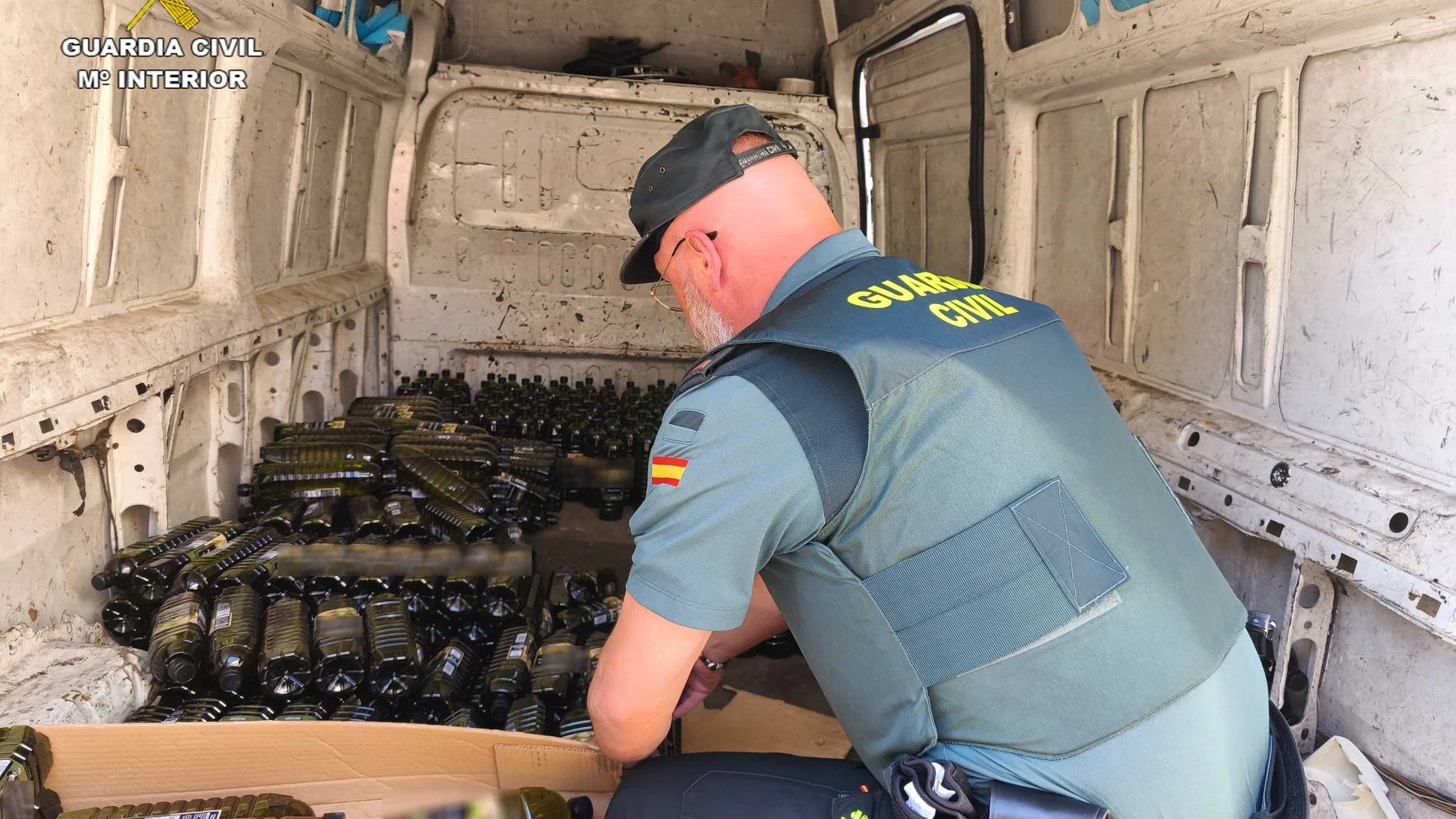 La Guardia Civil detiene a dos personas por la sustracción de media tonelada de aceite de oliva