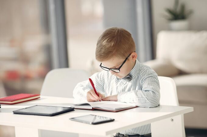 Niño estudiando