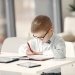Niño estudiando