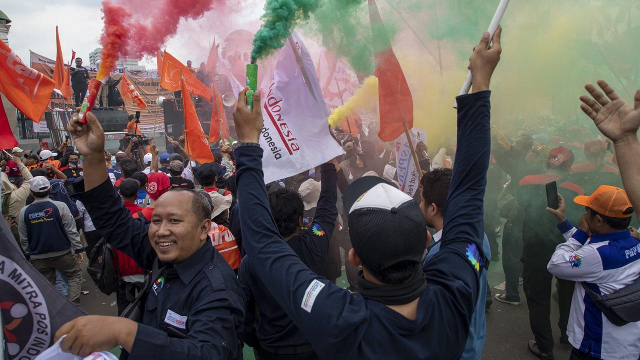 Un muerto y cerca de 600 detenidos durante violentas protestas en Indonesia