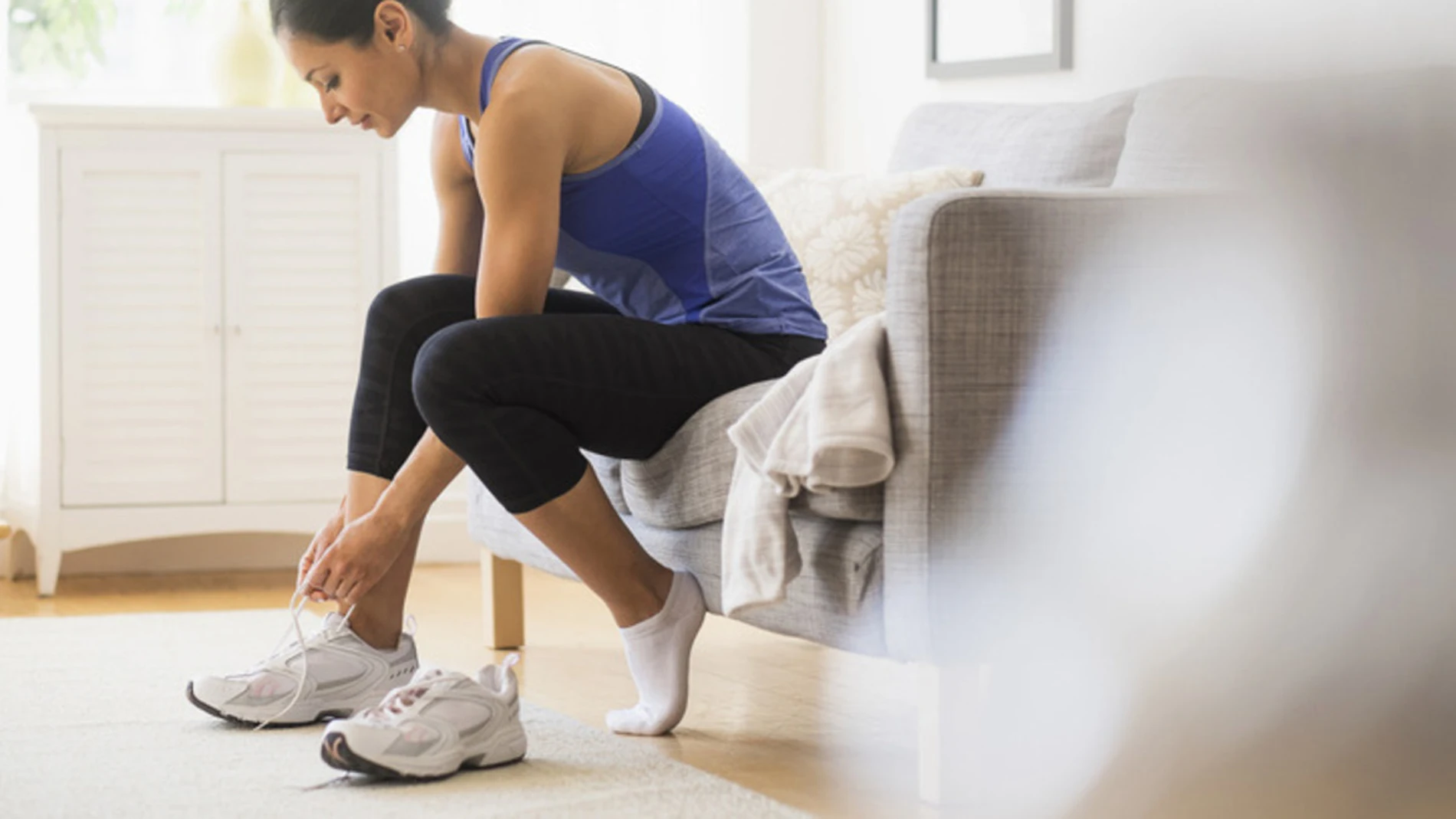Mujer con zapatillas
