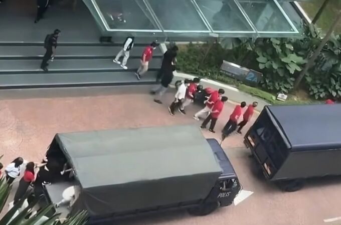 La policía de Malasia arresta a más de 400 integrantes de una empresa con lazos al Manchester United 