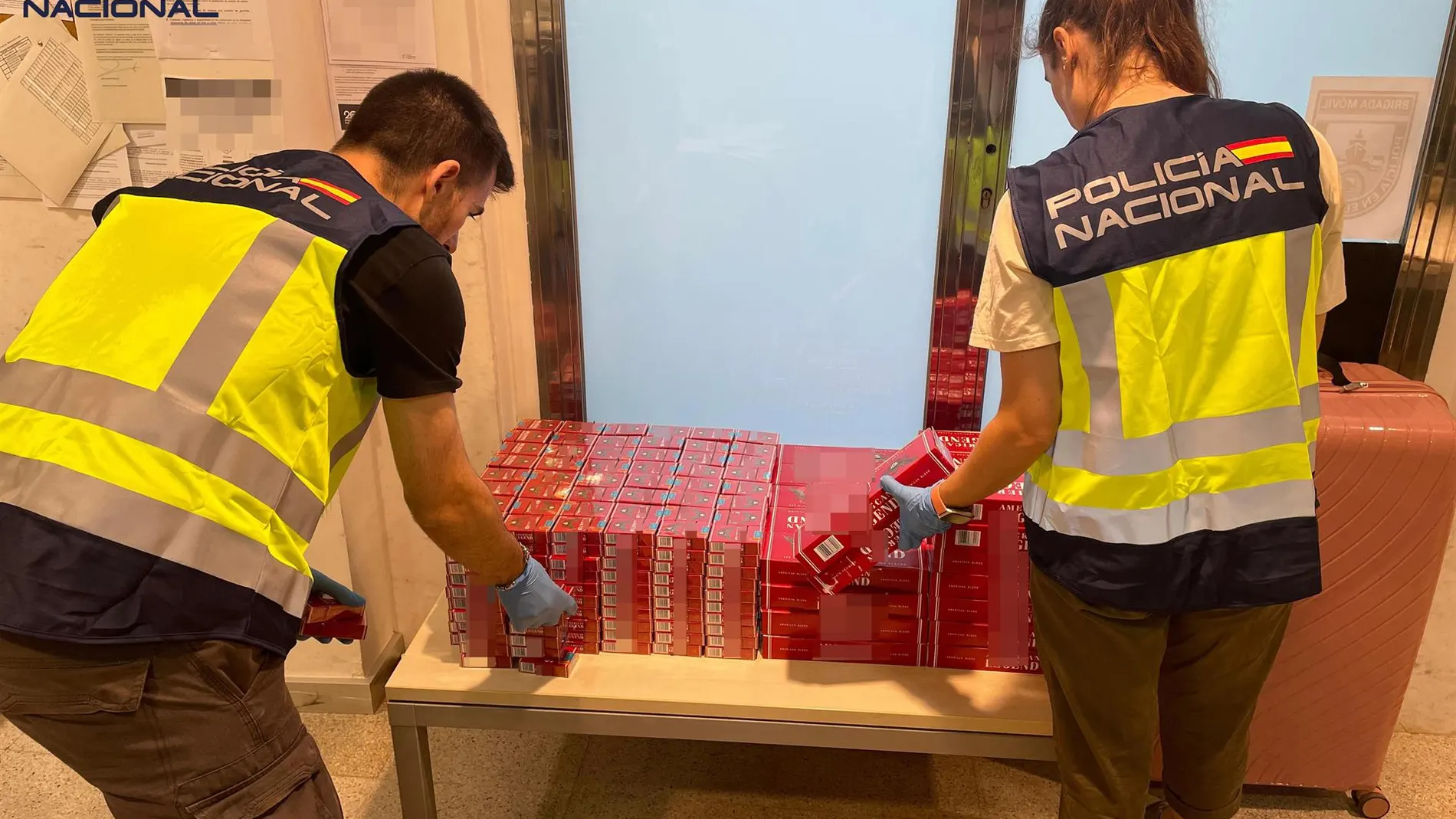 Agentes de la Policía Nacional junto a las cajetillas incautadas en la estación de autobuses Barcelona Nord