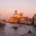 La luz otoñal envuelve a Venecia en una bruma dorada que no deja indiferente a nadie 