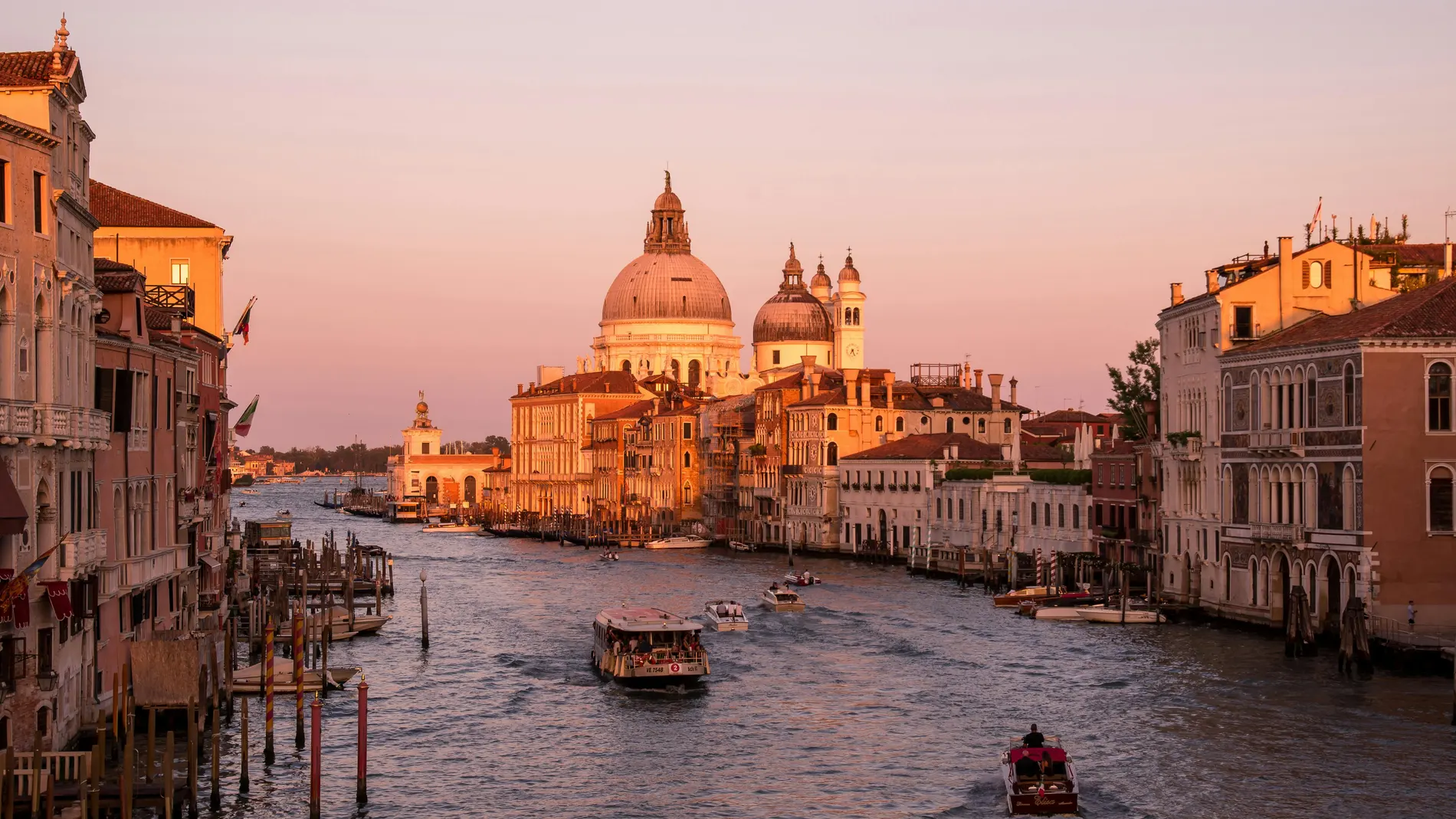 La luz otoñal envuelve a Venecia en una bruma dorada que no deja indiferente a nadie