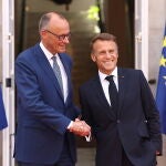 El presidente francés, Emmanuel Macron, saluda al canciller alemán, Friedrich Merz, antes de una reunión del Gabinete francoalemán en la ciudad portuaria de Toulon (Francia)