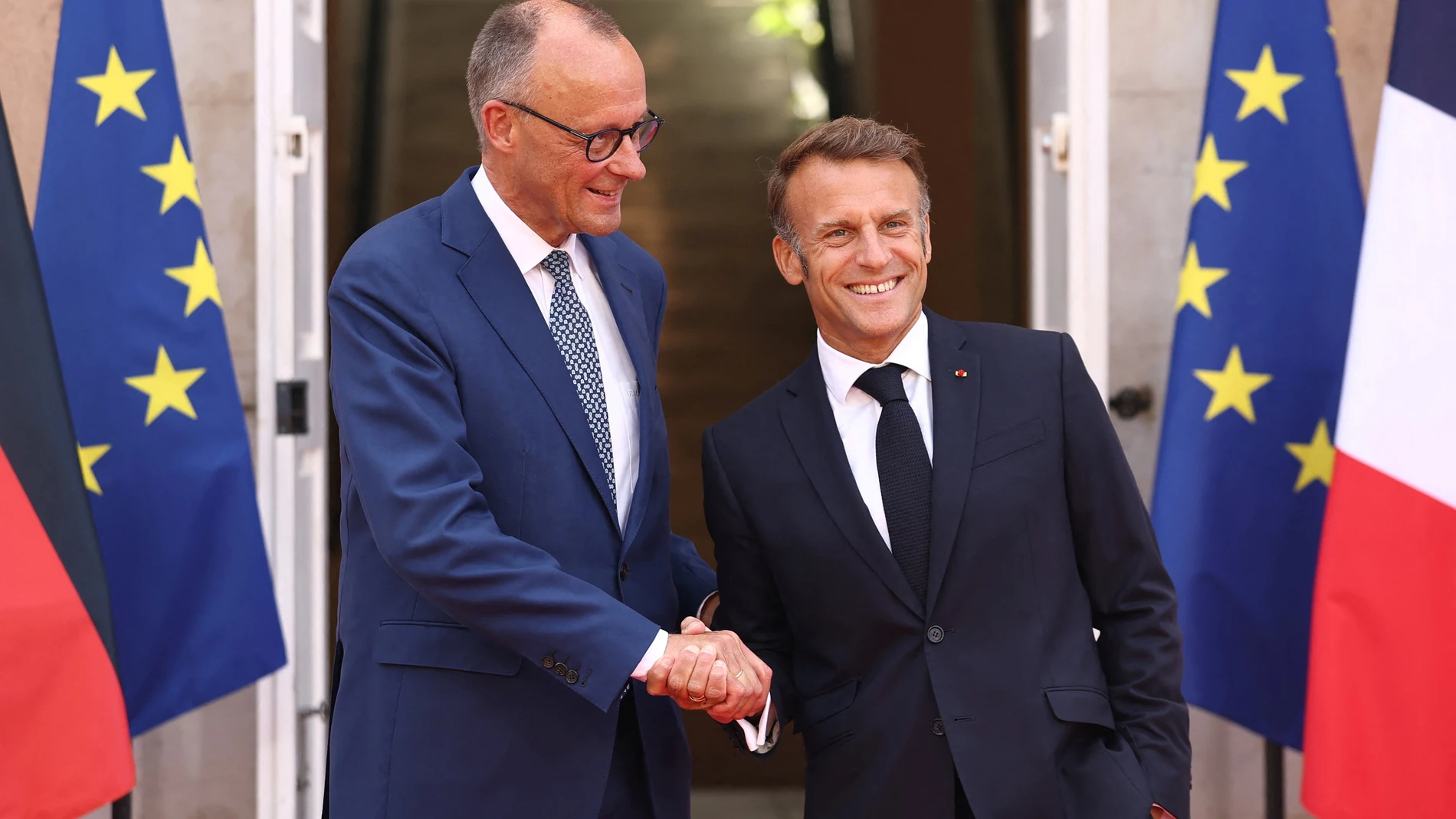 TOULON (France), 29/08/2025.- French President Emmanuel Macron (R) shakes hands with German Chancellor Friedrich Merz before a Franco-German cabinet meeting in the southern port city of Toulon, France, 29 August 2025. This the first Franco-German Council of Ministers since German Chancellor Merz took office. (Francia, Alemania) EFE/EPA/MANON CRUZ / POOL MAXPPP OUT