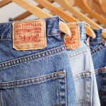 Otoño con vaqueros Levi’s rebajados hasta un 45 %: cómodos, resistentes y menos caros de lo habitual