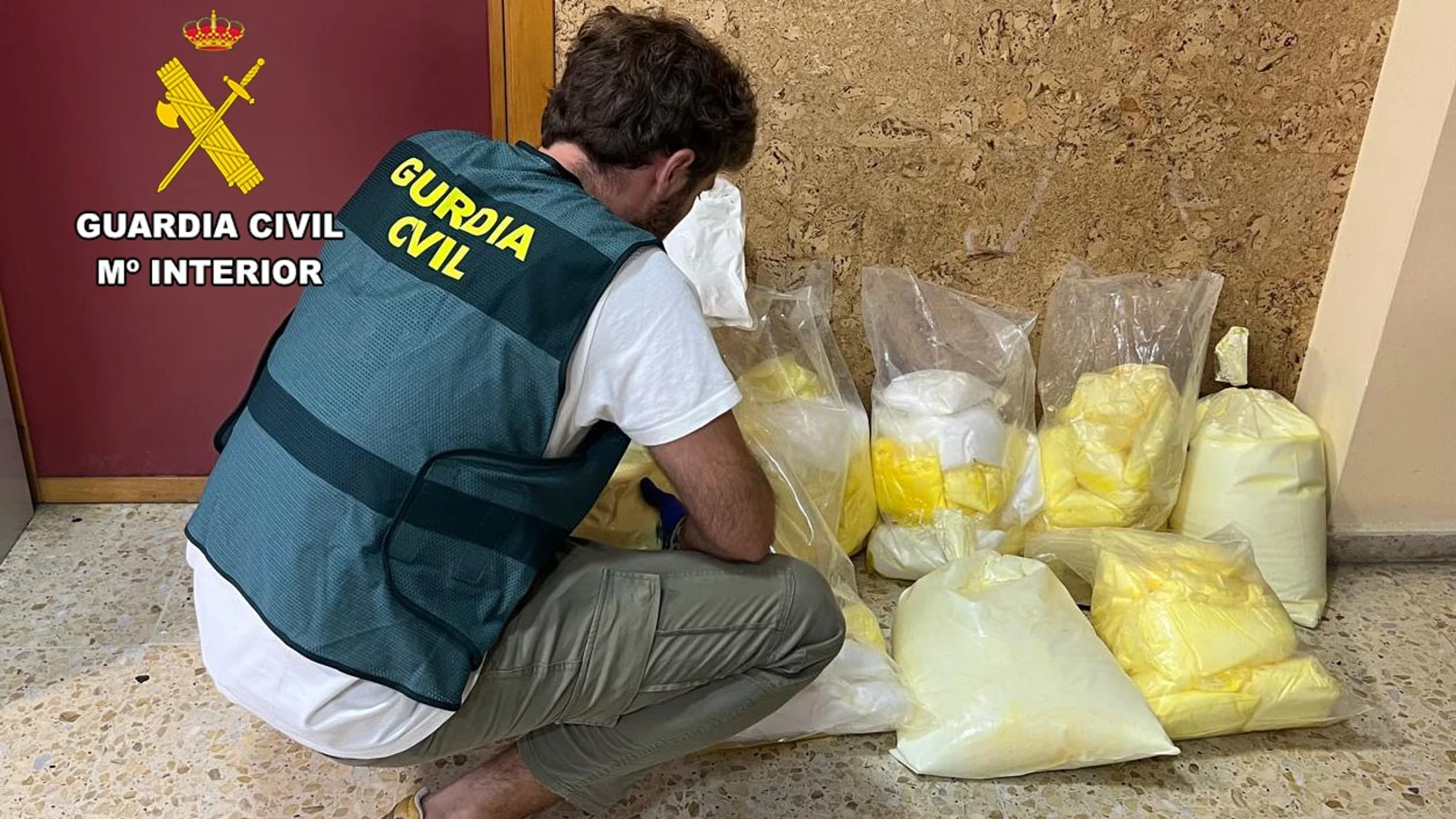 Detenidos dos hombres que transportaban 80 kilos de speed en una furgoneta en la A-67. REMITIDA / HANDOUT por Guardia Civil Fotografía remitida a medios de comunicación exclusivamente para ilustrar la noticia a la que hace referencia la imagen, y citando la procedencia de la imagen en la firma 29/08/2025