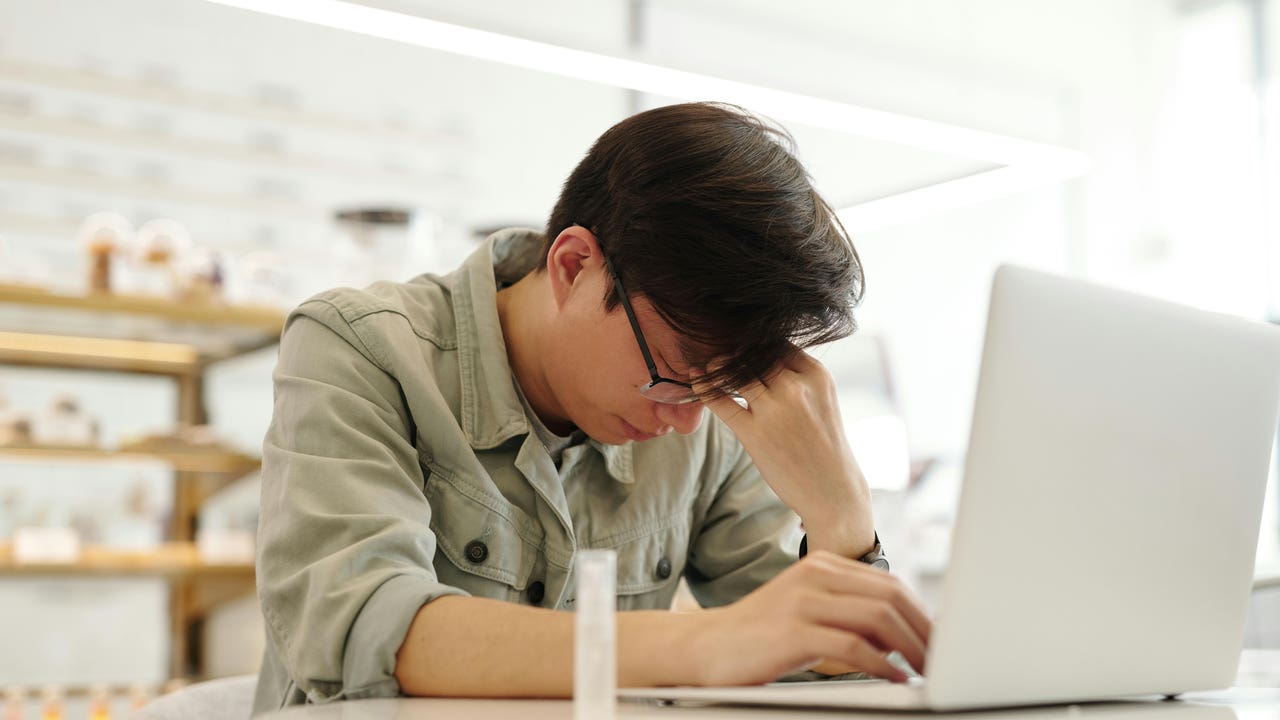Millennials y el síndrome del agotamiento crónico: ¿por qué son la «generación quemada»?