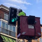 Instalación de nuevos ópticas en los Semáforos de Salamanca