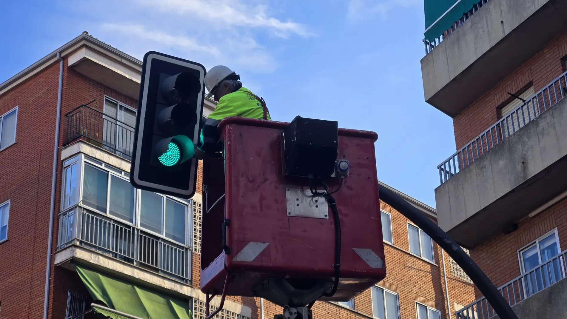 Instalación de nuevos ópticas en los Semáforos de Salamanca