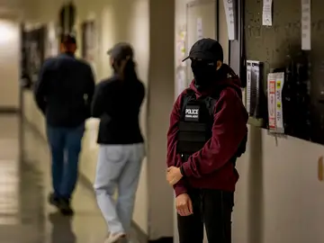 EEUU.- Un juez bloquea la ampliación de competencias en las deportaciones 'express' de la Administración Trump August 8, 2025, New York, Ny, United States: Federal agents patrol the halls of immigration court at the Jacob K. Javitz Federal Building. About 15 people were arrested for disorderly conduct after a rally outside 26 Federal Plaza to protest the alleged use of the buildingâ€s 10th floor as a covert ICE detention facility which faith leaders attempted to get access to before being denied. According to figures published by the Deportation Data Project, there has been over 100,000 immigrant arre...