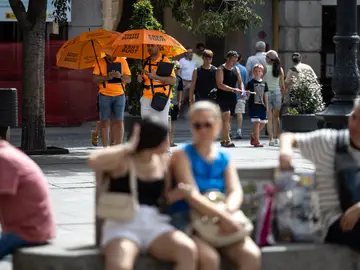 La ordenanza de turismo de Toledo, un texto pionero para equilibrar visitantes y vecinos TOLEDO, 31/08/2025.- Un par de guías que ofrecen visitas a cambio de la voluntad de los usuarios aguardan a su próximo grupo de visitantes por el centro de Toledo. La ordenanza municipal, pionera, de Toledo para regular la actividad turística y la convivencia ciudadana, que está en fase de información pública y tiene previsto aprobarse en el pleno de septiembre, cuenta con el apoyo de la Asociación de Guías de Turismo Castilla-La Mancha y de los vecinos, aunque los guías 'free tour' han inici...