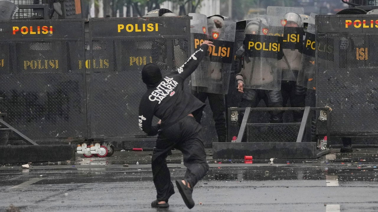El Parlamento de Indonesia revocará la subida de sueldo a los diputados para intentar contener las protestas