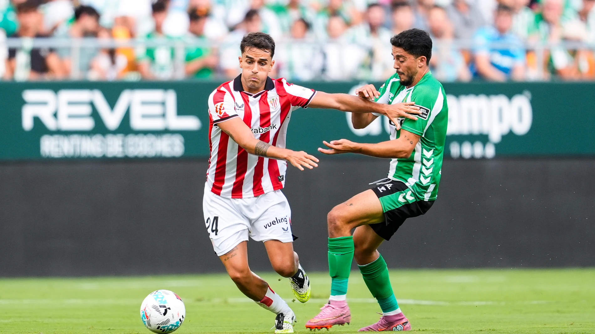 Pablo Fornals of Real Betis and Benat Prados of Athletic Club in action during the Spanish league, LaLiga EA Sports, football match played between Real Betis and Athletic Club at La Cartuja stadium on August 31, 2025, in Sevilla, Spain. AFP7 31/08/2025 ONLY FOR USE IN SPAIN