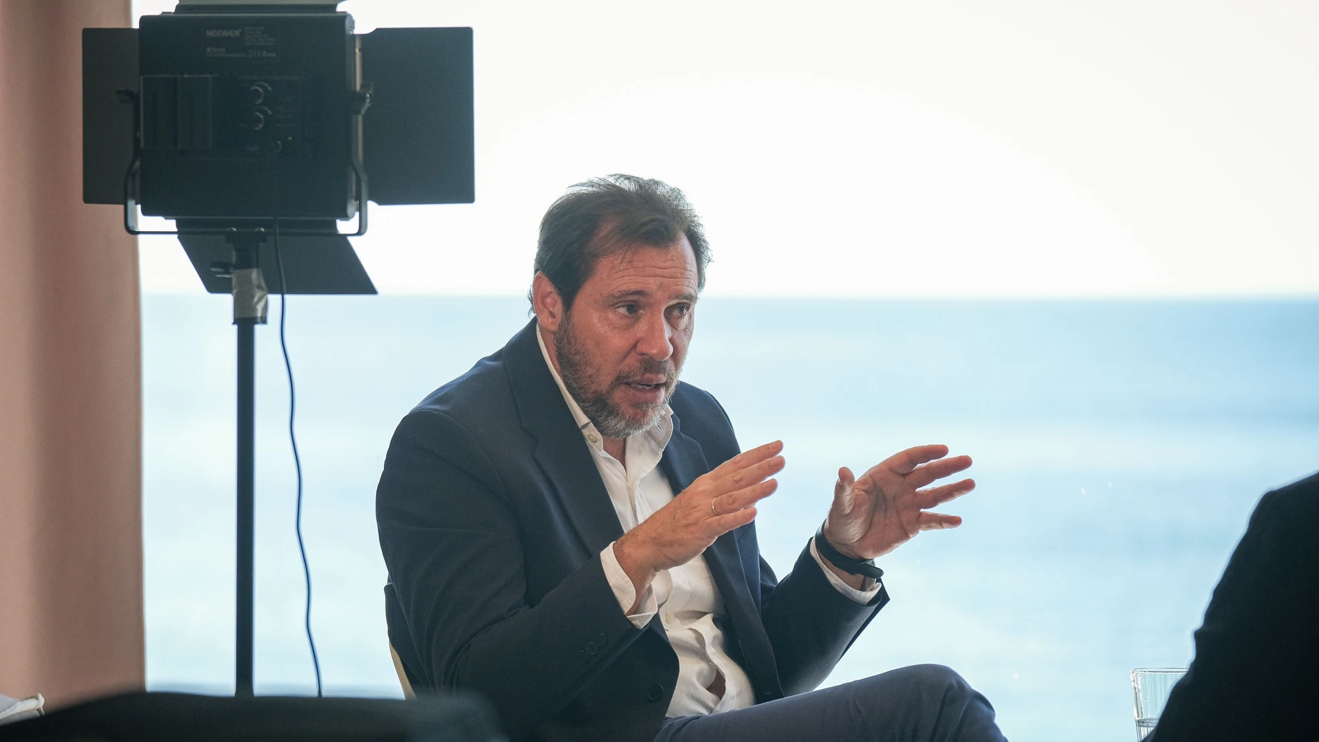ALICANTE, 31/08/2025.- El ministro de Transportes, Óscar Puente, asegura tiene constancia de que la intención del presidente del Gobierno, Pedro Sánchez, es agotar la legislatura: "El presidente del Gobierno tiene voluntad de agotar el mandato y a mí nadie me ha me ha trasladado nada distinto", asegura Puente en una entrevista concedida a EFE en un hotel de Alicante. EFE/Pablo Miranzo