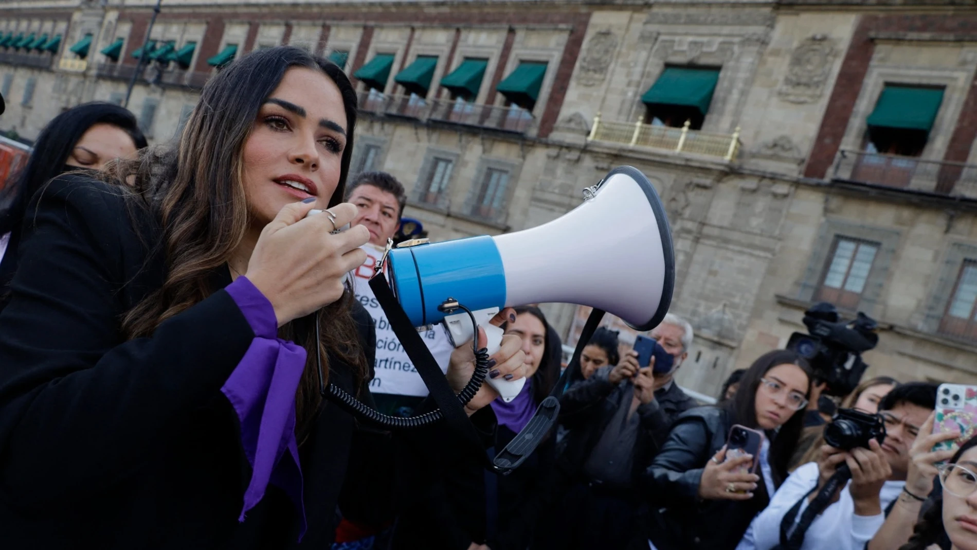Alessandra Rojo De la Vega, acompañada de colectivos feministas y familiares de víctimas de feminicidio