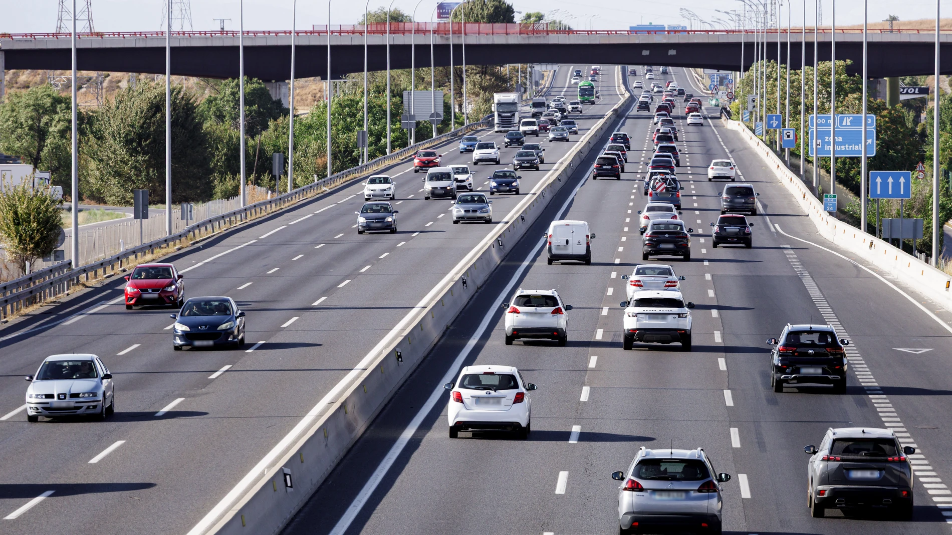 Vehículos en la carretera A-4 durante la operación retorno del verano, a 31 de agosto de 2025, en Madrid (España). La Dirección General de Tráfico (DGT) espera cinco millones de desplazamientos en el último dispositivo especial de tráfico del verano que arrancó el pasado viernes, 29 de agosto. El organismo prevé que se produzcan 5.060.000 movimientos de largo recorrido con motivo del retorno generalizado de este fin de semana. 31 AGOSTO 2025;PIXELADA Carlos Luján / Europa Press 31/08/2025