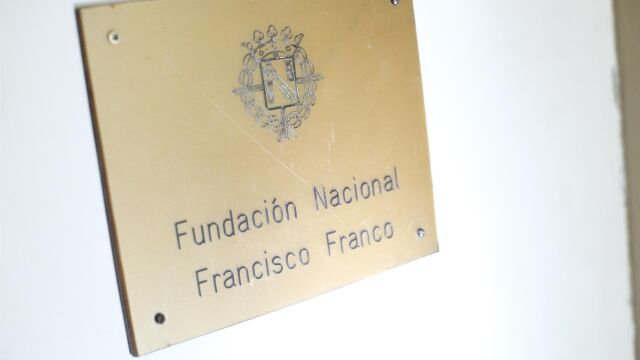 Placa en la entrada a la sede de la Fundaci&oacute;n Francisco Franco en Madrid