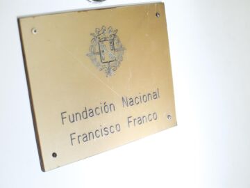 Placa en la entrada a la sede de la Fundaci&oacute;n Francisco Franco en Madrid