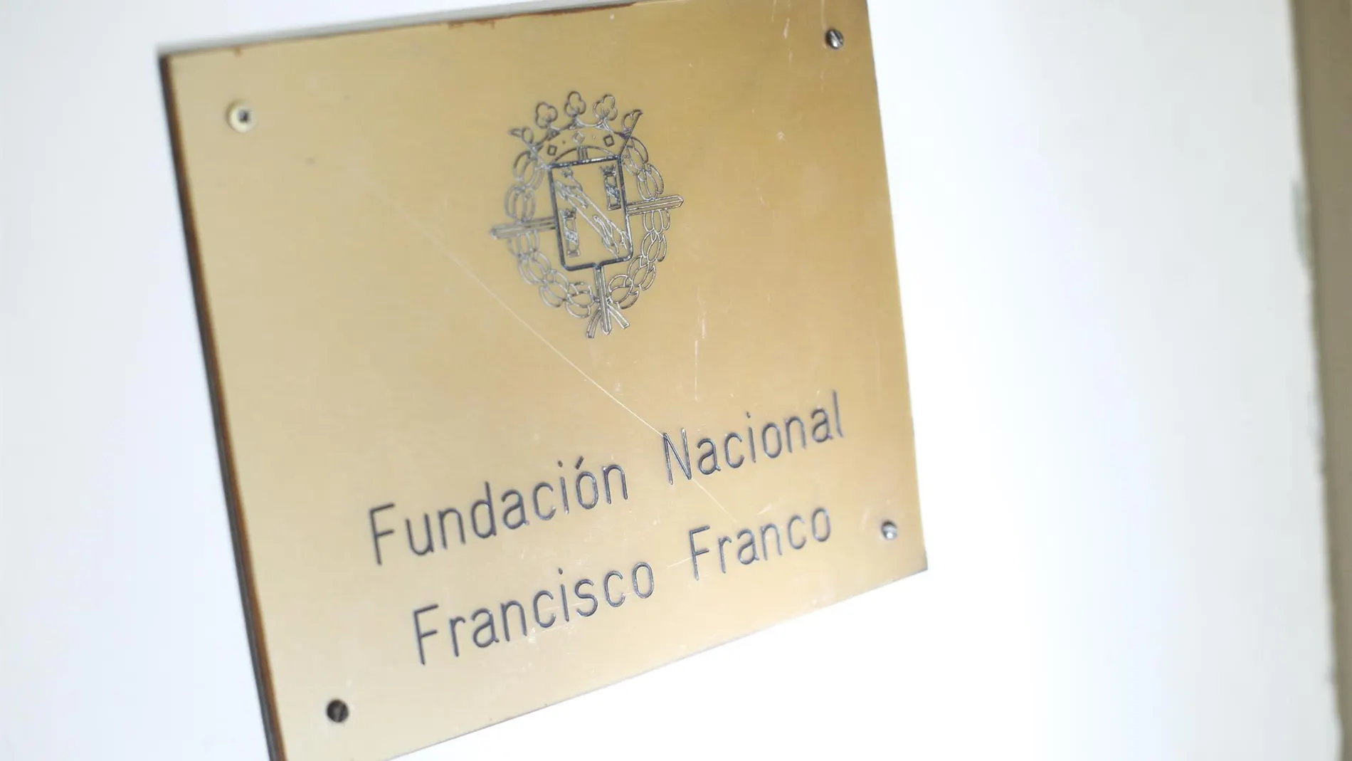 Placa en la entrada a la sede de la Fundación Francisco Franco en Madrid