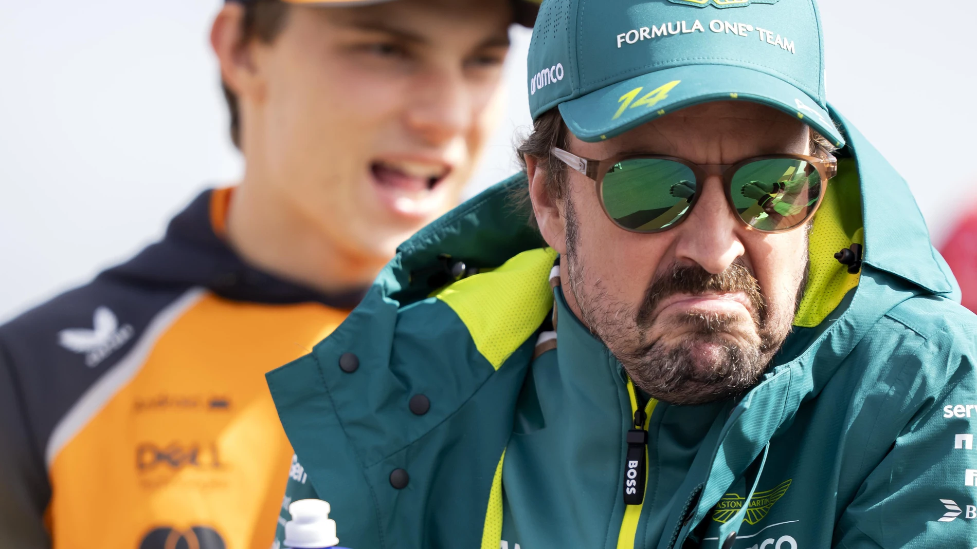 Zandvoort (Netherlands), 31/08/2025.- Aston Martin driver Fernando Alonso of Spain and Kick Sauber takes part in the Drivers' parade prior to the Formula One Dutch Grand Prix race at Zandvoort Circuit in Zandvoort, the Netherlands, 31 August 2025. (Fórmula Uno, Países Bajos; Holanda, España) EFE/EPA/SANDER KONING