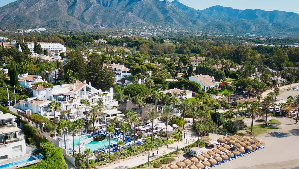 Su ubicación, en plena "Milla de Oro" marbellí junto a Puente Romano Beach Resort & Spa, es envidiable