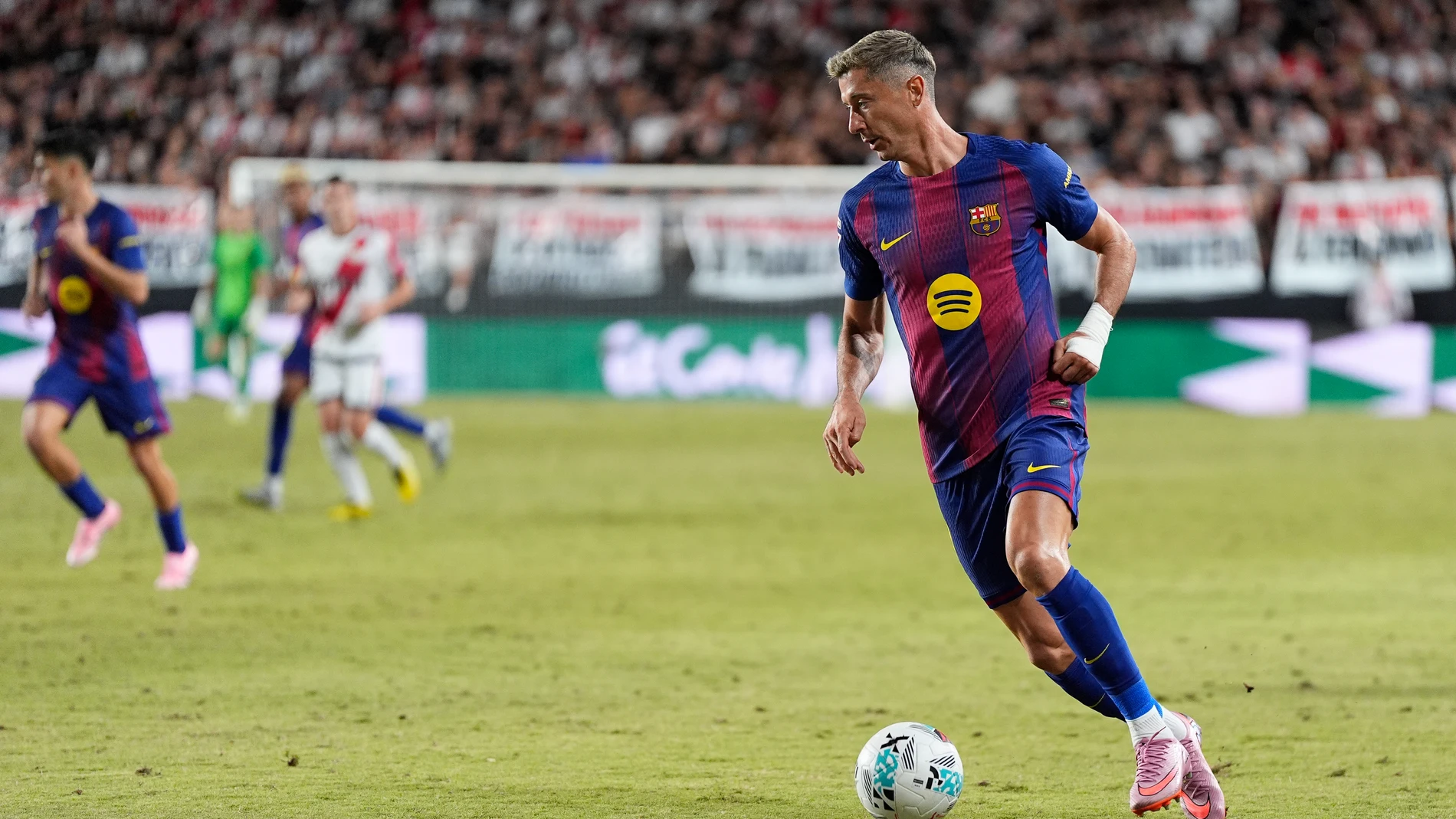 Robert Lewandowski of FC Barcelona in action during the Spanish League, LaLiga EA Sports, football match played between Rayo Vallecano and FC Barcelona at Estadio de Vallecas on August 31, 2025, in Madrid, Spain. AFP7 31/08/2025 ONLY FOR USE IN SPAIN