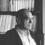 Luis Buñuel rodeado de los libros de su biblioteca personal