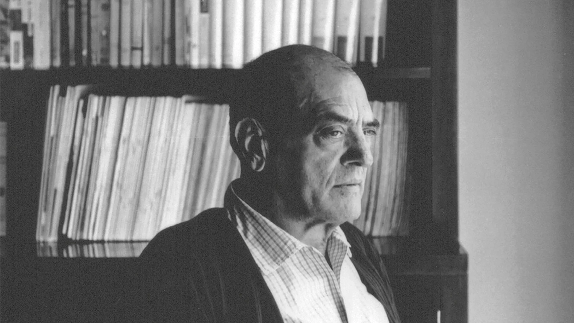 Luis Buñuel rodeado de los libros de su biblioteca personal