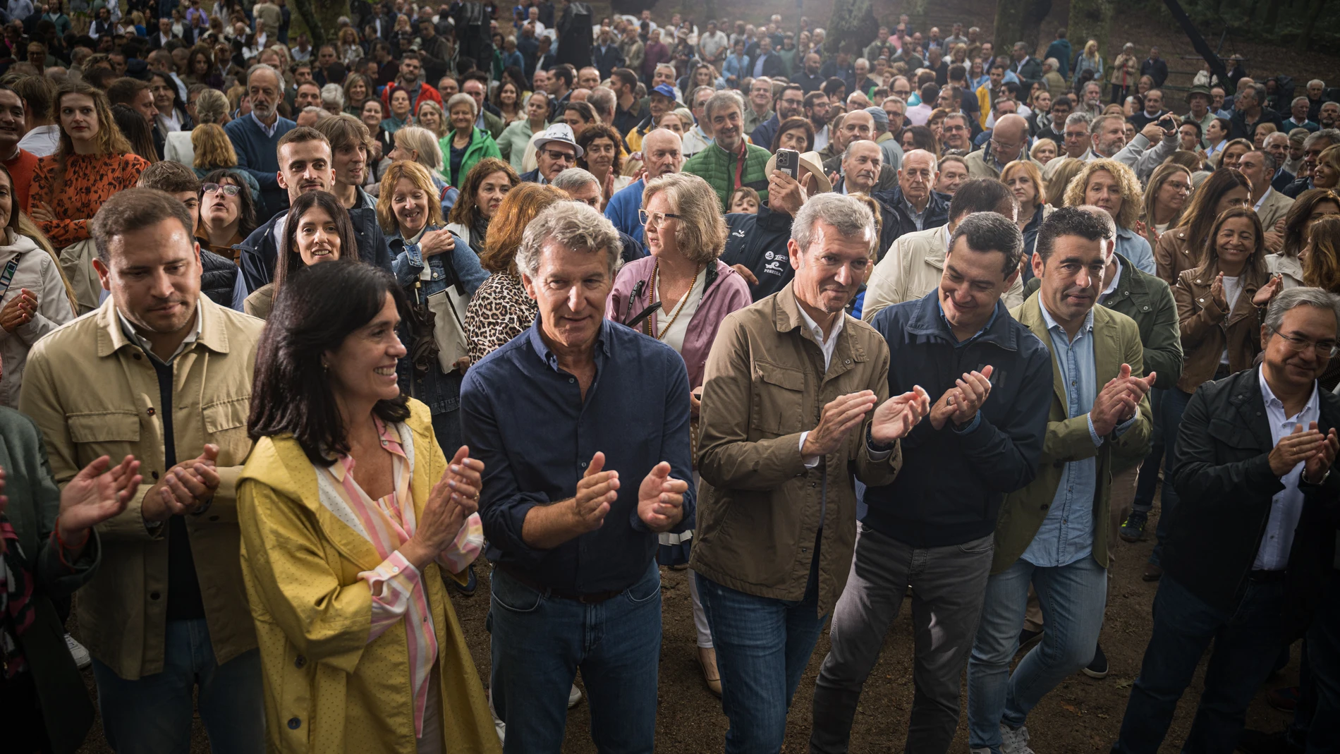 El presidente del Partido Popular, Alberto Núñez Feijóo (3i); el presidente del PPdeG, Alfonso Rueda (c); y el presidente de Andalucía, Juanma Moreno (3d); durante la inauguración del curso político del PP, en la Carballeira de San Xusto, a 31 de agosto de 2025, en Cerdedo-Cotobade, Pontevedra, Galicia (España). La localidad pontevedresa de Cerdedo-Cotobade es la plaza elegida por los populares para el tradicional acto de apertura del nuevo curso político. 31 AGOSTO 2025;FEIJÓO;CURSO POLÍTIC...