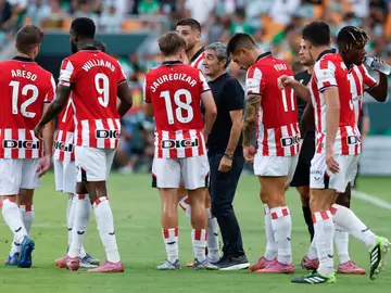 Real Betis vs Athletic Club SEVILLA , 31/08/2025.- El entrenador del Athletic, Ernesto Valverde (c), da instrucciones a sus jugadores en la pausa de hidratación durante el partido de LaLiga entre el Betis y el Athletic Club, este domingo en el estadio de la Cartuja. EFE/ Julio Muñoz