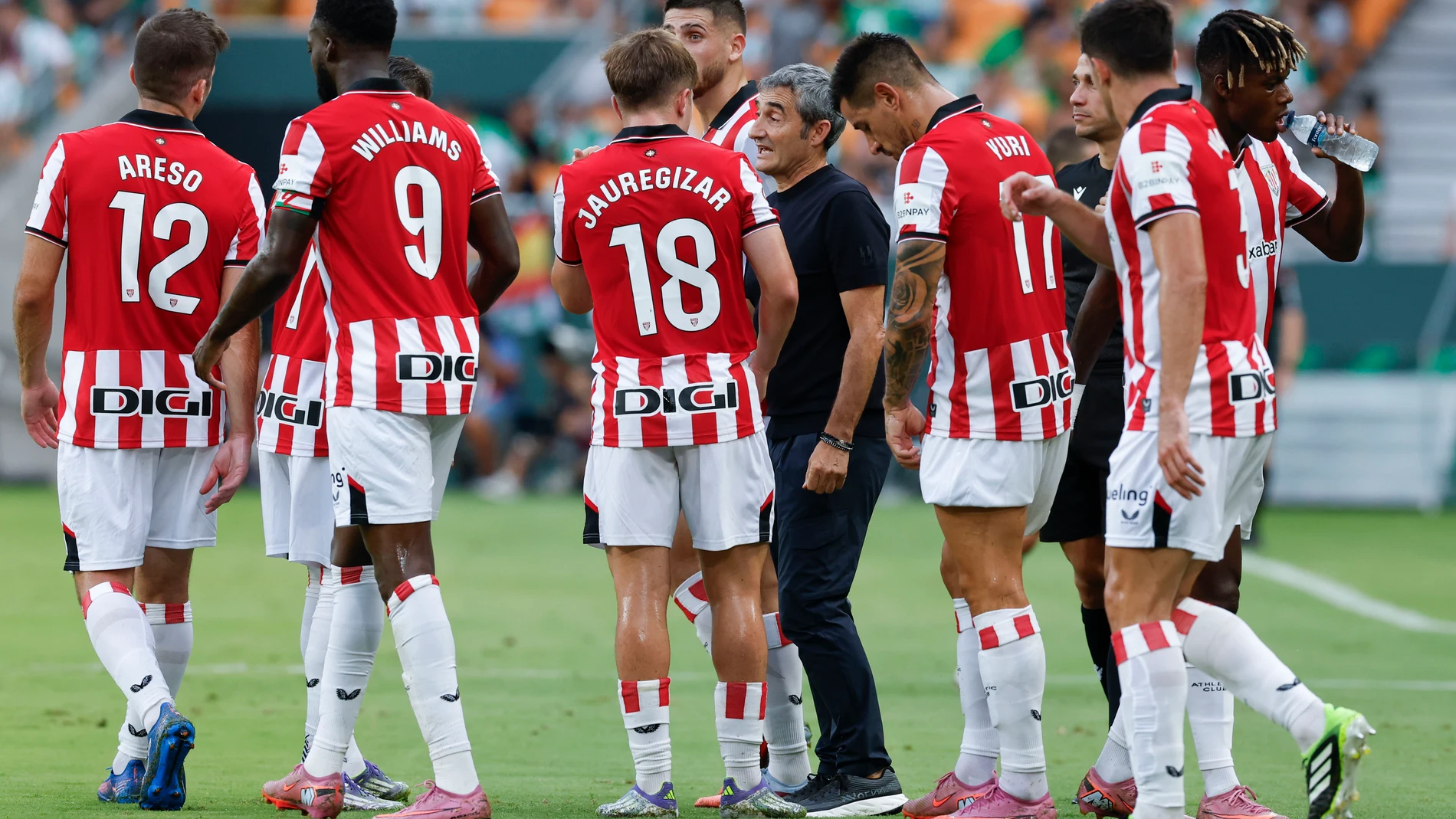 SEVILLA , 31/08/2025.- El entrenador del Athletic, Ernesto Valverde (c), da instrucciones a sus jugadores en la pausa de hidratación durante el partido de LaLiga entre el Betis y el Athletic Club, este domingo en el estadio de la Cartuja. EFE/ Julio Muñoz