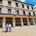 El subdelegado del Gobierno en Soria, Miguel Latorre, y el alcalde de Almazán, Jesús Cedazo, visitan las instalaciones del Ayuntamiento adnamantino